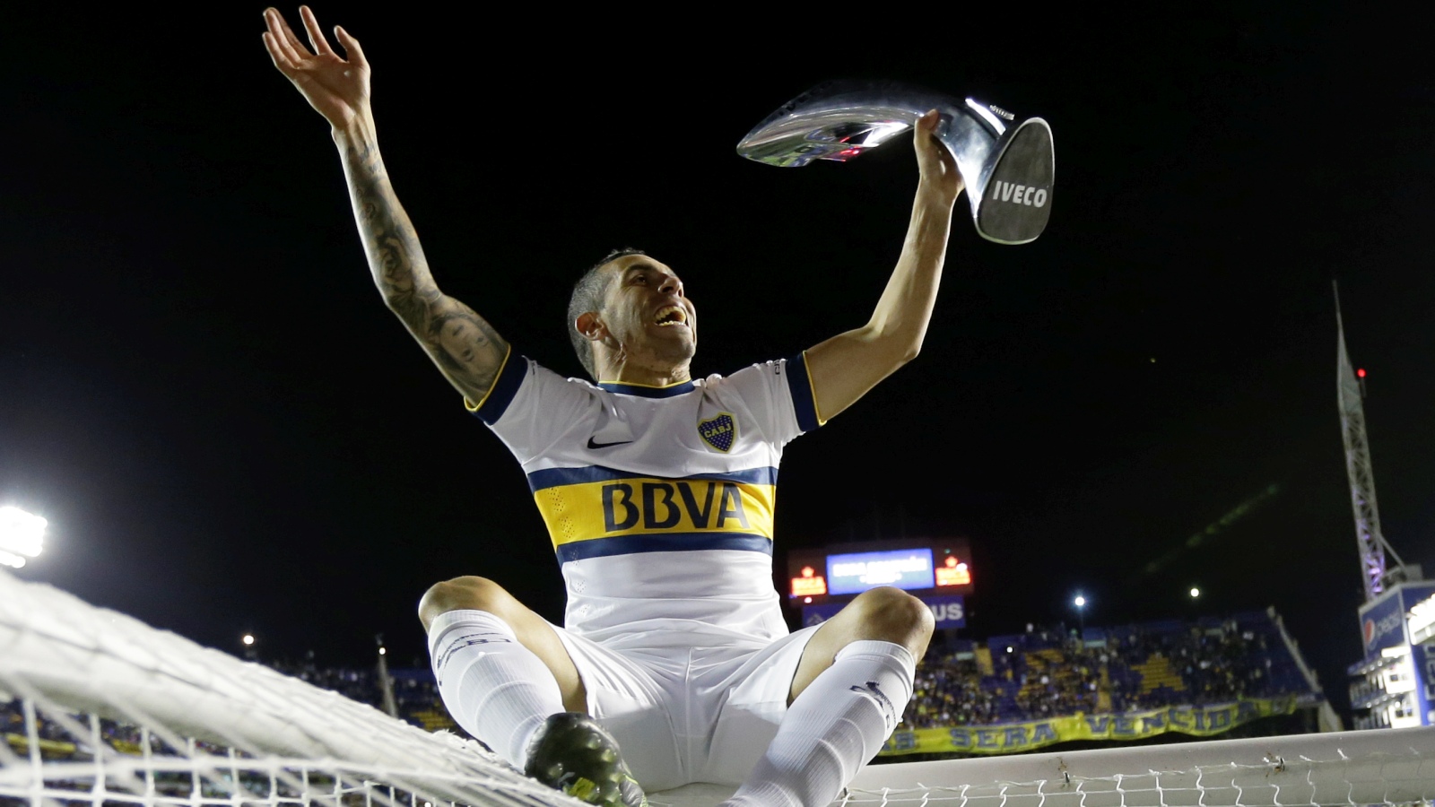 Comemora&ccedil;&atilde;o do t&iacute;tulo do Boca teve at&eacute; bateria da torcida nos vesti&aacute;rios e tomou as ruas do pa&iacute;s