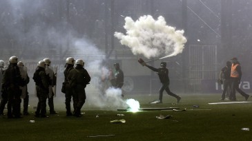 Sinalizadores, fumaça, confusão e polícia: só não teve bola no Panathinaikos x Olympiacos