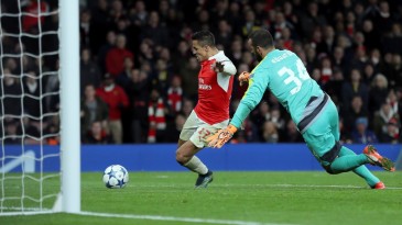 Graças à fúria de Alexis e Özil, o Arsenal fará decisão contra o Olympiacos na rodada final