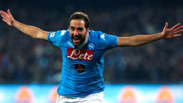 A ótima fase de Higuaín inspira o Napoli a surpreender na liderança da Serie A