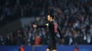 Na noite em que Ibra foi aplaudido de pé em sua cidade, Lucas marcou um lindo gol de falta