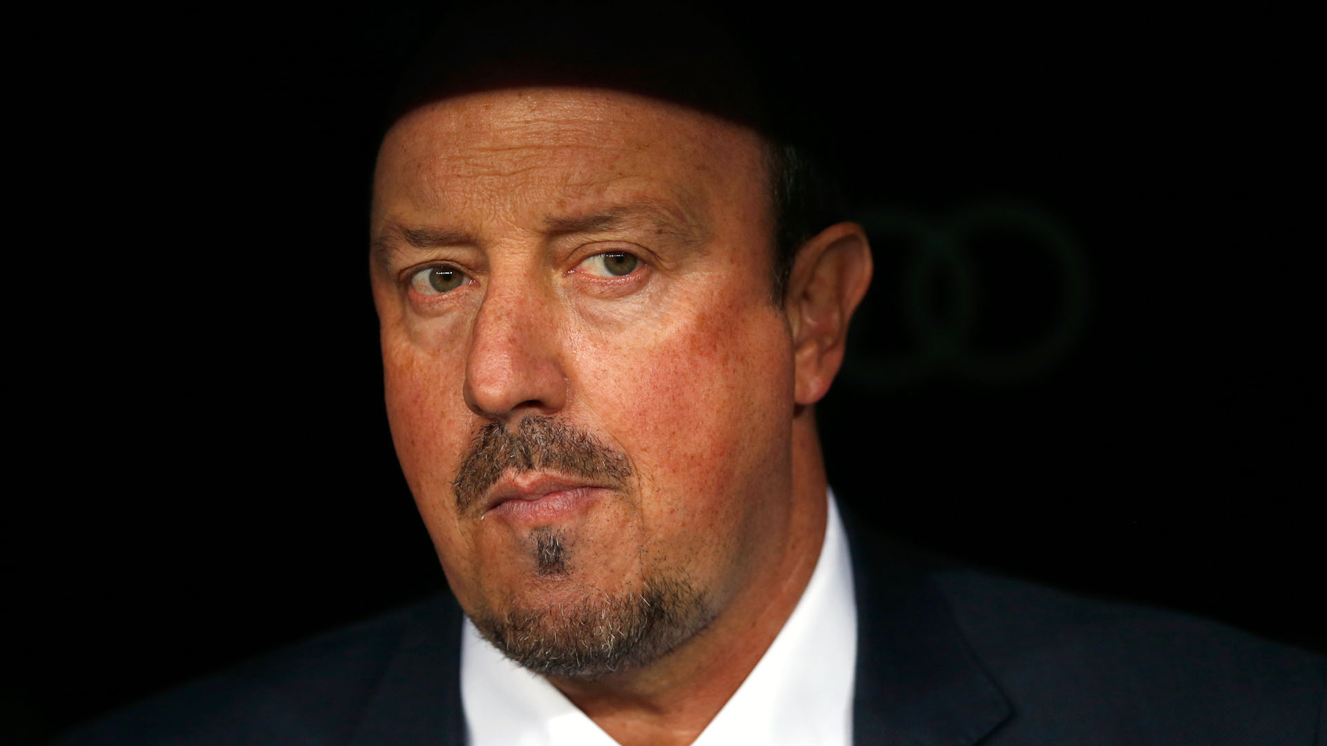 Rafa Ben&iacute;tez est&aacute; pressionado e depois dos 4 a 0 para o Barcelona, v&ecirc; torcida pedir a sua demiss&atilde;o (AP Photo/Daniel Ochoa de Olza)