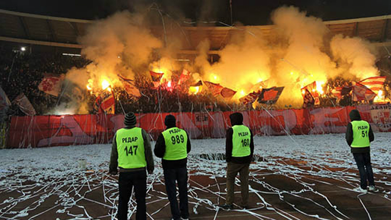 Torcida do Estrela Vermelha mostra que n&atilde;o &eacute; preciso uma multid&atilde;o para dar show na arquibancada
