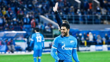 É hilário ver como Hulk insistiu (e fracassou) em levar um cartão amarelo para forçar a suspensão