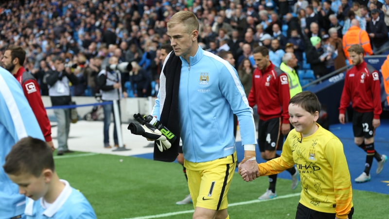 Joe Hart proporcionou o dia dos sonhos para este pequeno torcedor do City que luta contra um c&acirc;ncer