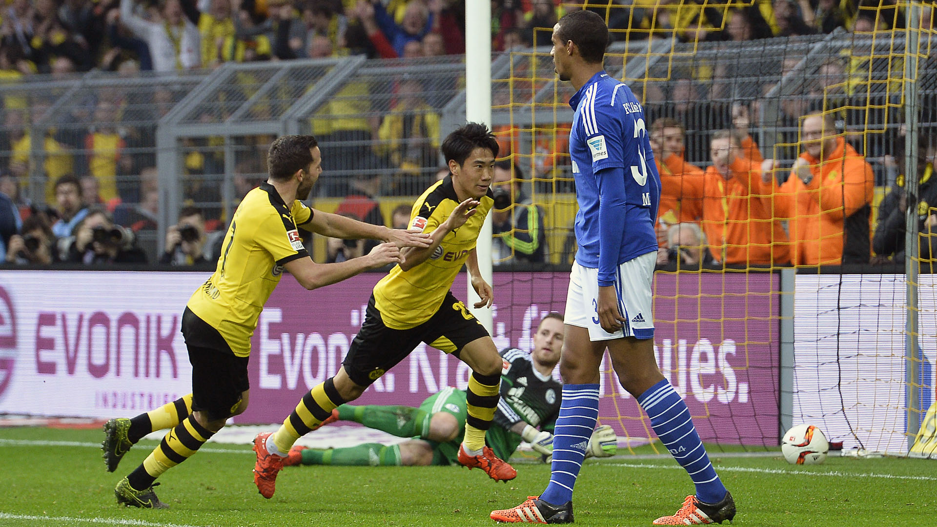 Sinta como foi o clima de arrepiar no est&aacute;dio no cl&aacute;ssico entre Borussia Dortmund e Schalke