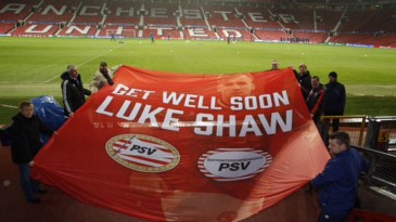 A torcida do PSV ainda sente culpa pela lesão de Shaw e preparou uma homenagem ao lateral
