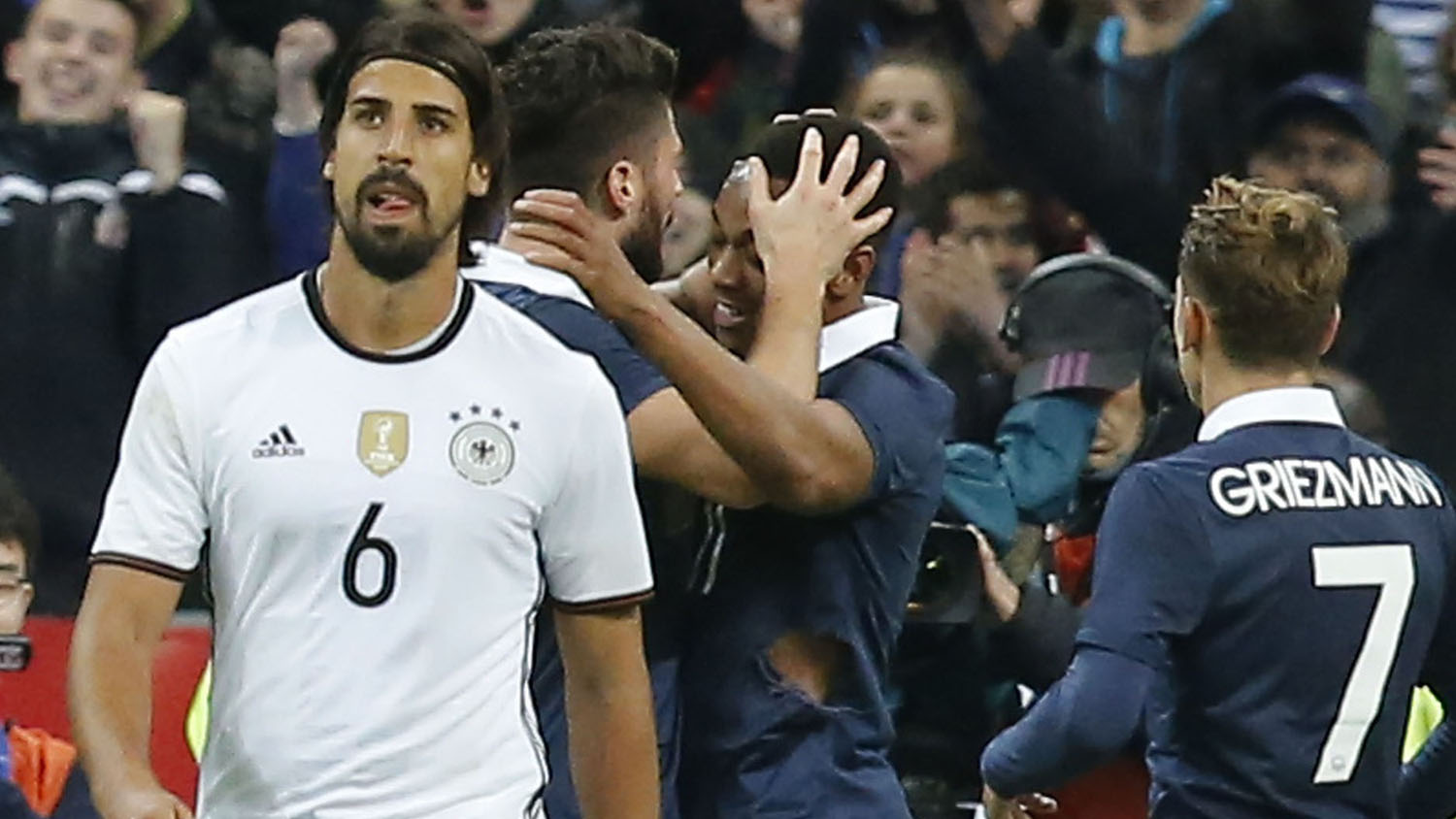 Depois da jogada&ccedil;a de Martial, ficou muito f&aacute;cil para Giroud fazer o gol