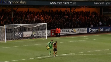 A bola pune: Goleiro ex-United chutou bola em cima do rival de propósito e acabou tomando o gol