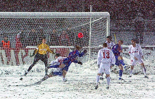 [V&iacute;deo] Este jogo na segunda divis&atilde;o russa foi adiante mesmo com uma camada imensa de neve no campo