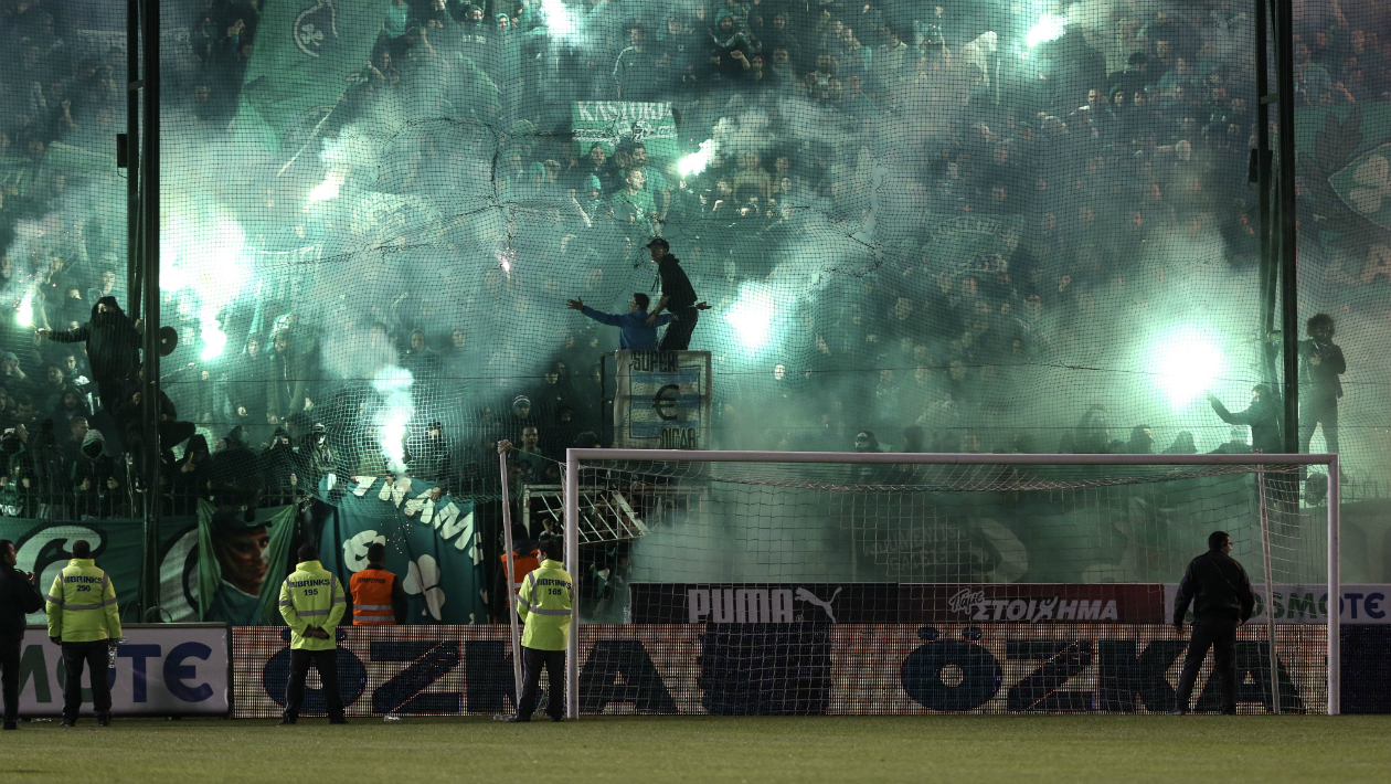 Panathinaikos convoca protesto por cl&aacute;ssico cancelado ap&oacute;s confus&atilde;o de sua pr&oacute;pria torcida