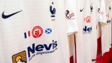 Clube escocês usa a camisa da França contra o Aberdeen em homenagem às vítimas de Paris