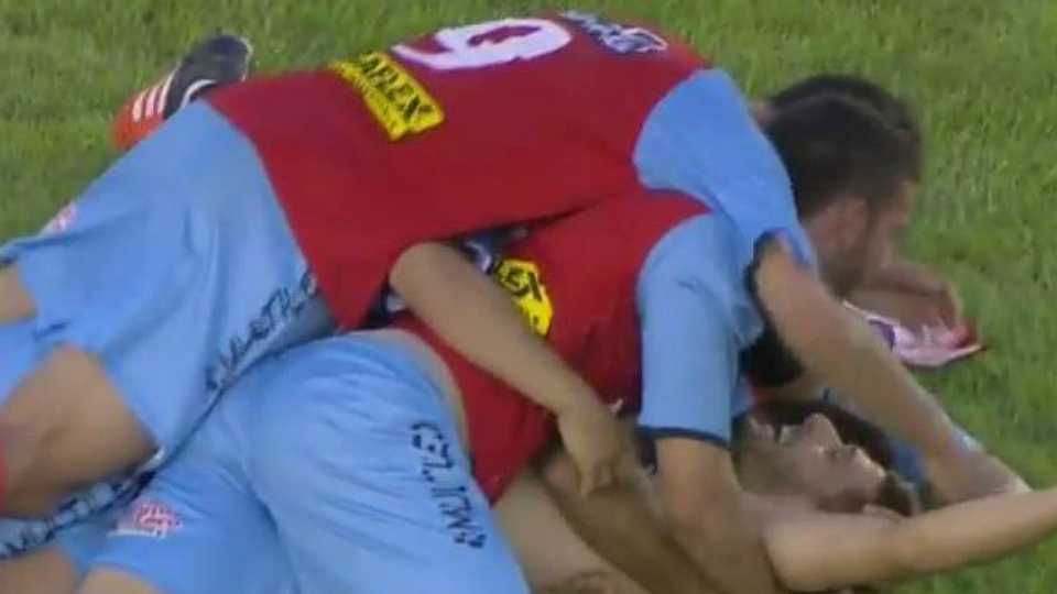 O futebol respira por causa de gols como o do acesso do Brown de Adrogu&eacute; &agrave; segundona argentina