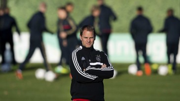 [Vídeo] Frank de Boer parou faz 10 anos, mas sofreu lesão séria jogando futevôlei no Ajax