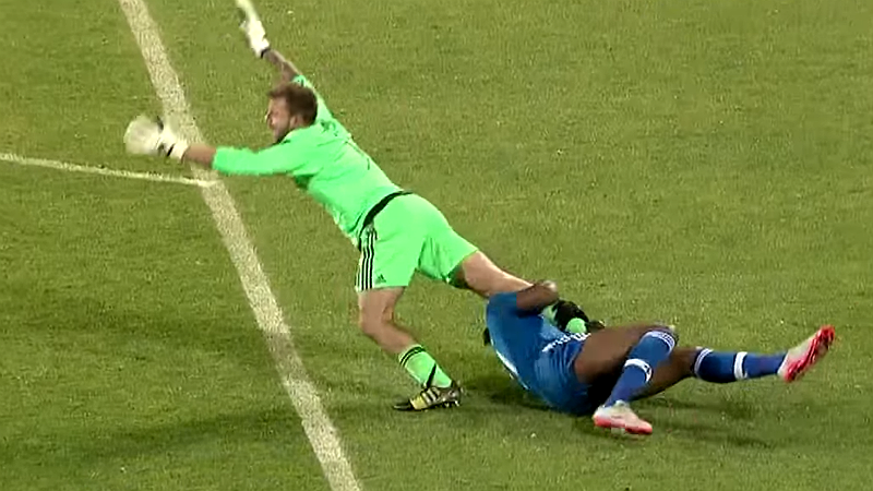 Segue o jogo? Drogba agarrou perna de goleiro advers&aacute;rio na MLS e levou s&oacute; amarelo