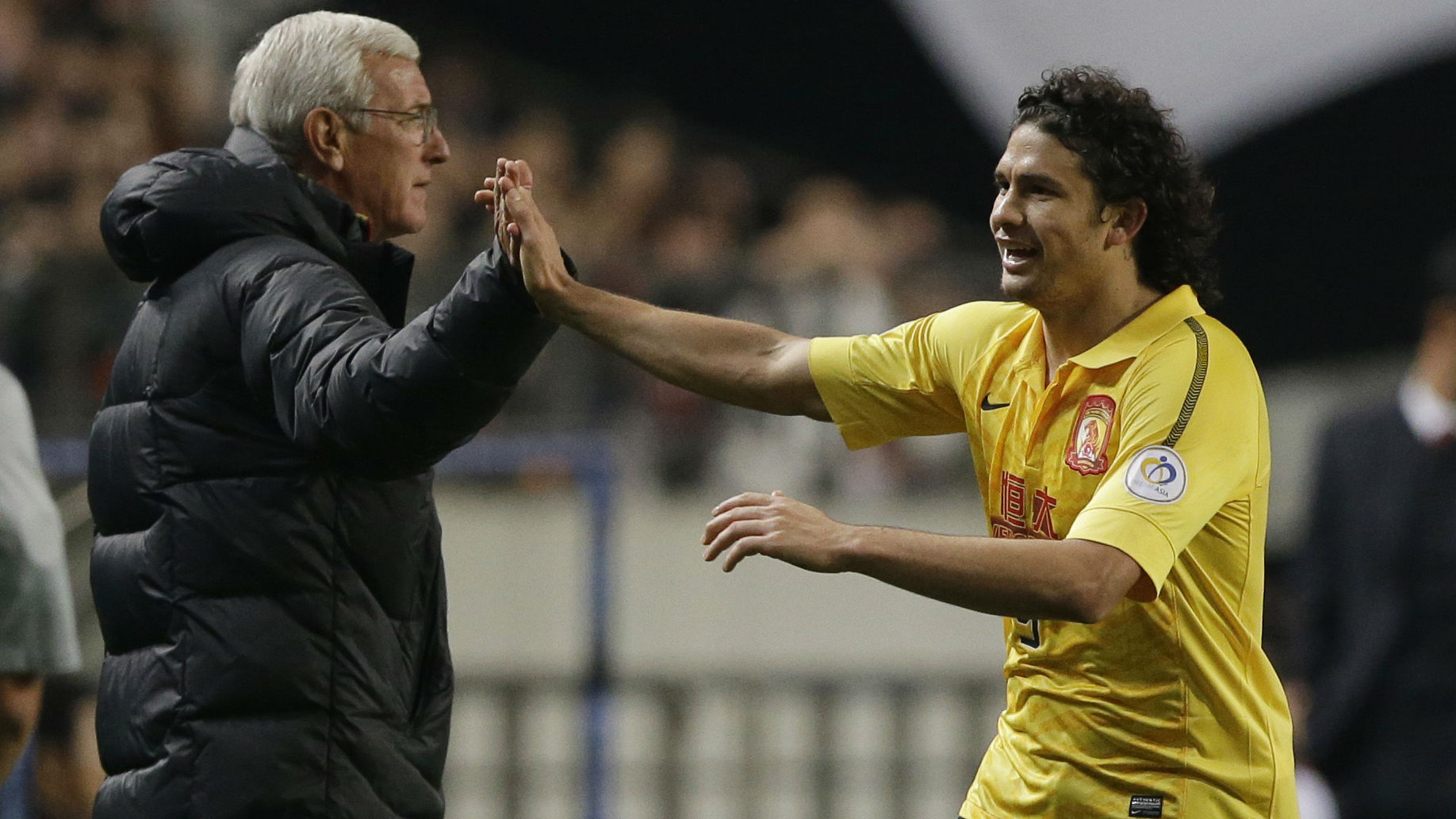 Elkeson e Lippi (Foto: AP)