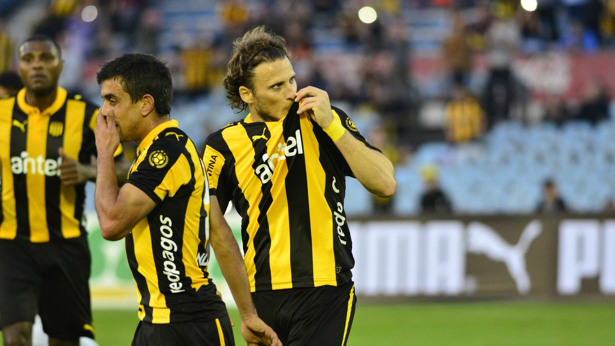 Pe&ntilde;arol busca o empate e encaminha o t&iacute;tulo no primeiro cl&aacute;ssico uruguaio de Forl&aacute;n