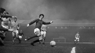 Dez anos sem George Best: O jogo que transformou o craque em Quinto Beatle