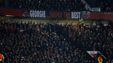 O grande lance do Manchester United contra o PSV foi a bela homenagem a George Best
