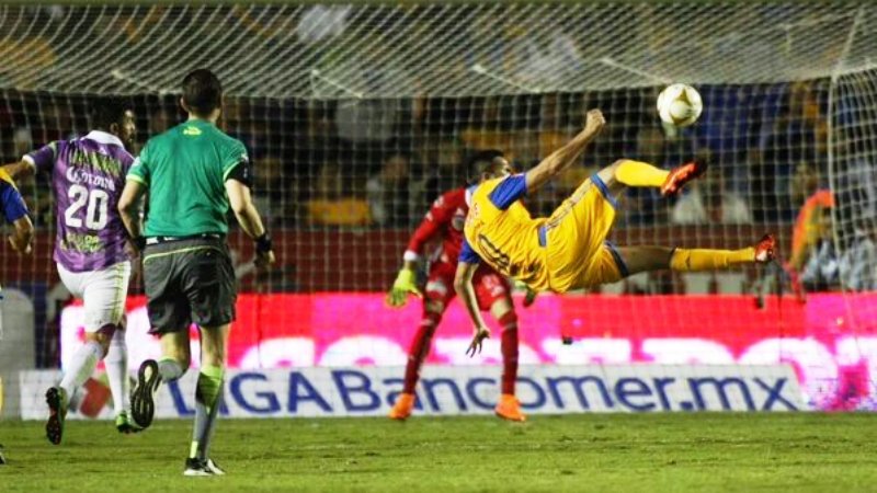 Olha o que ele fez: Gignac anotou um gola&ccedil;o de voleio para se emoldurar