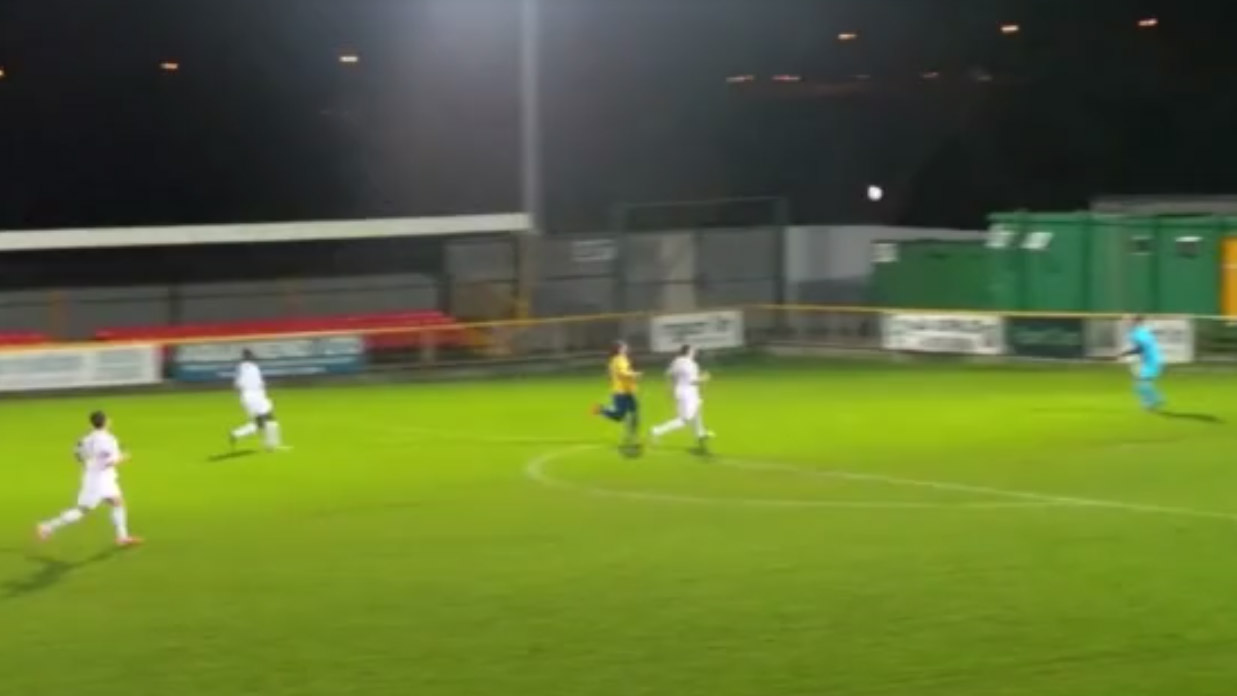 A bola t&aacute; viva! O vento causou um gol contra bizarro na oitava divis&atilde;o inglesa