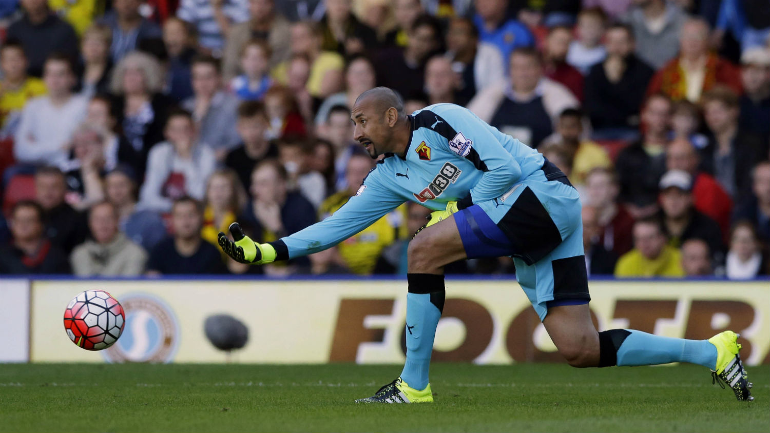 Um dia dif&iacute;cil para Gomes: levou um frango e cometeu um p&ecirc;nalti na derrota do Watford