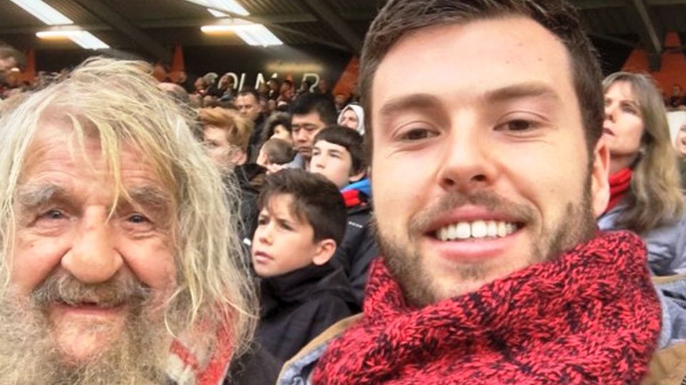 Grande a&ccedil;&atilde;o: Torcedor do Bournemouth leva sem-teto de 86 anos para ver jogo no est&aacute;dio