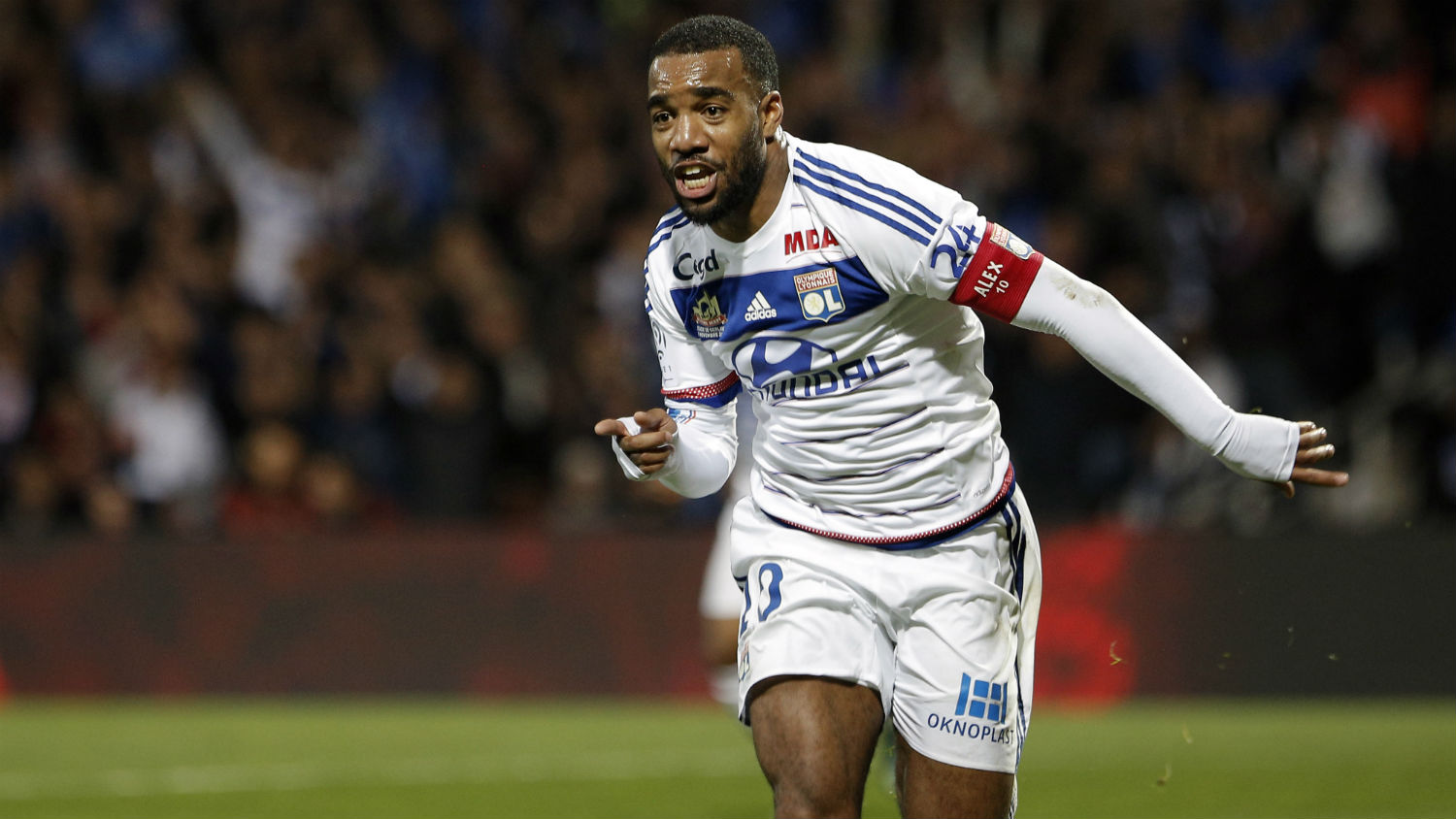 Lacazette desencantou e destruiu o Saint-&Eacute;tienne no cl&aacute;ssico franc&ecirc;s