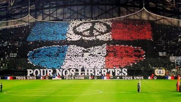 Torcida do Olympique de Marseille fez mosaico especial para as vítimas dos ataques em Paris