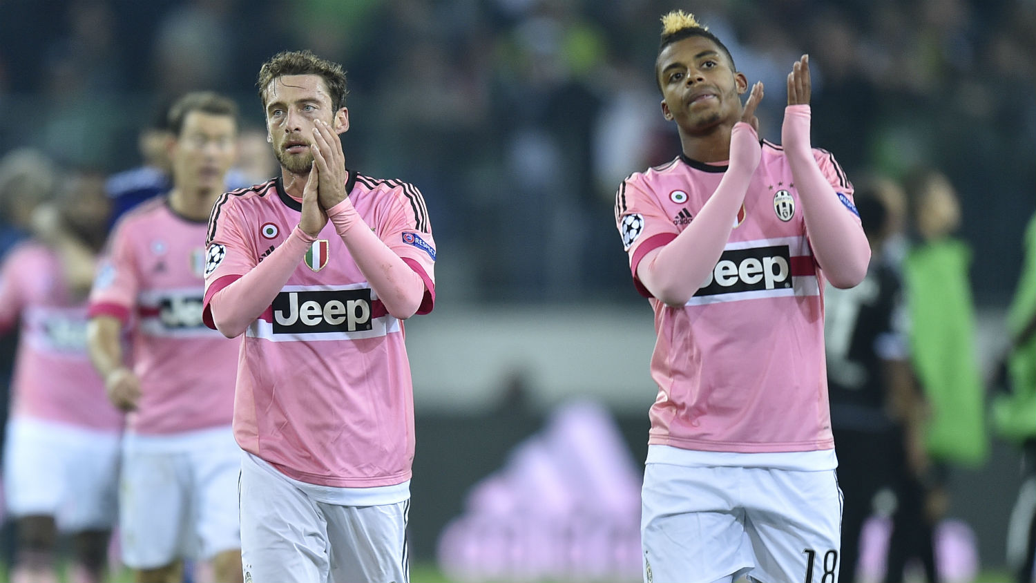 Pogba d&aacute; passe brilhante, Lichtsteiner faz gola&ccedil;o, e Juventus fica pr&oacute;xima das oitavas