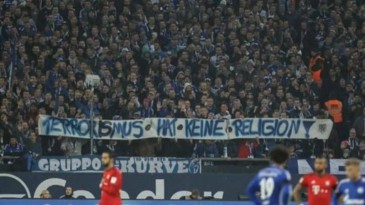 Torcida do Schalke fincou sua opinião nas arquibancadas: “O terrorismo não tem religião”