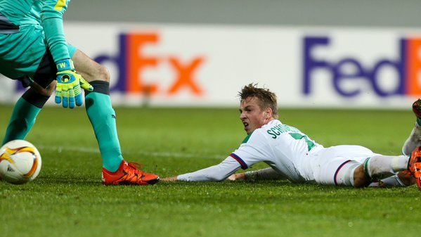 [V&iacute;deo] Foi de prop&oacute;sito? Esse cara fez um gol in&eacute;dito de &ldquo;escorreg&atilde;o&rdquo; na Liga Europa