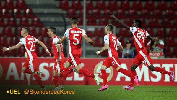 O Sk&euml;nderbeu engoliu o Sporting na Liga Europa e teve at&eacute; gol do meio da rua