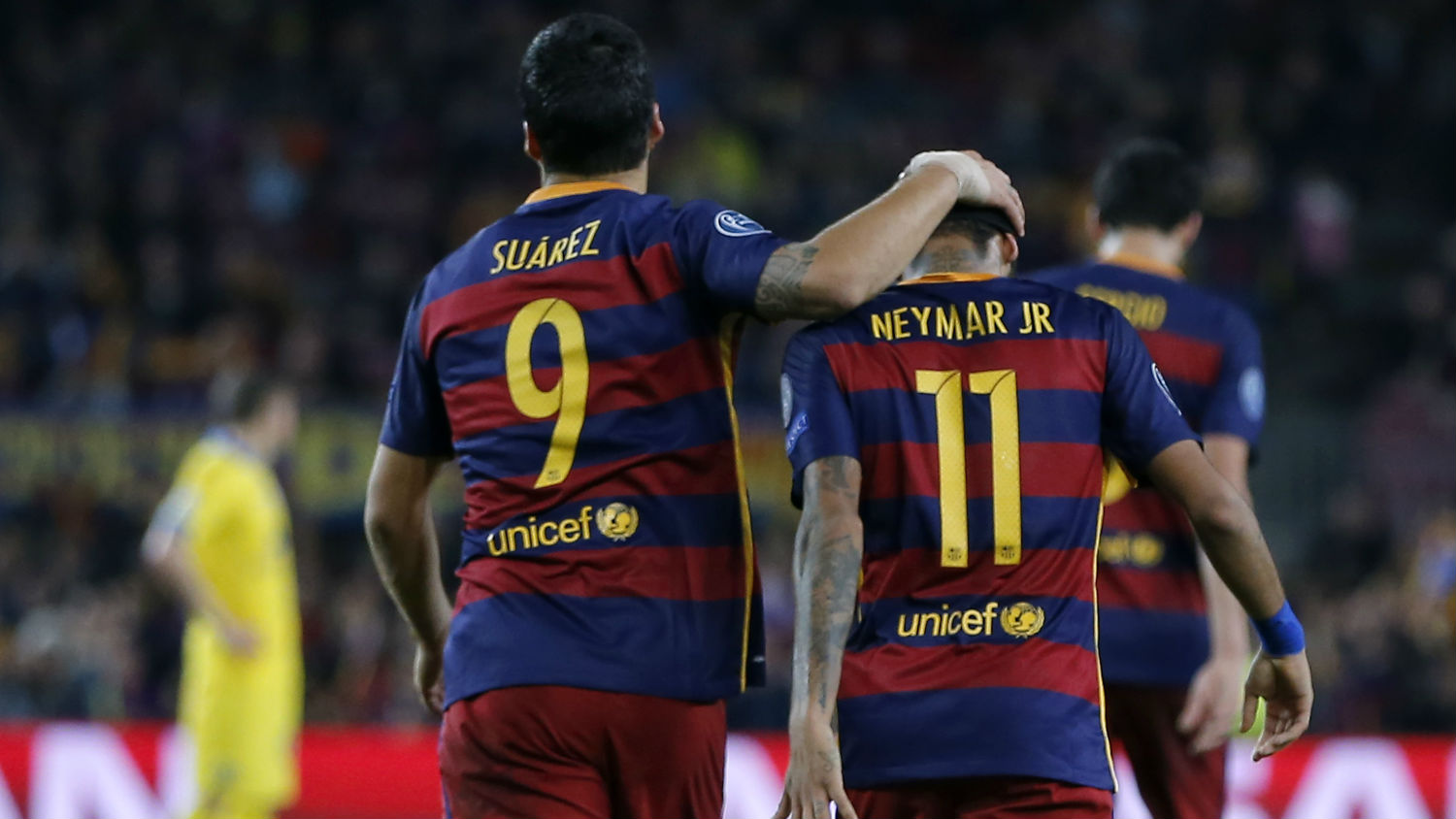 Su&aacute;rez e Neymar (Foto: AP)