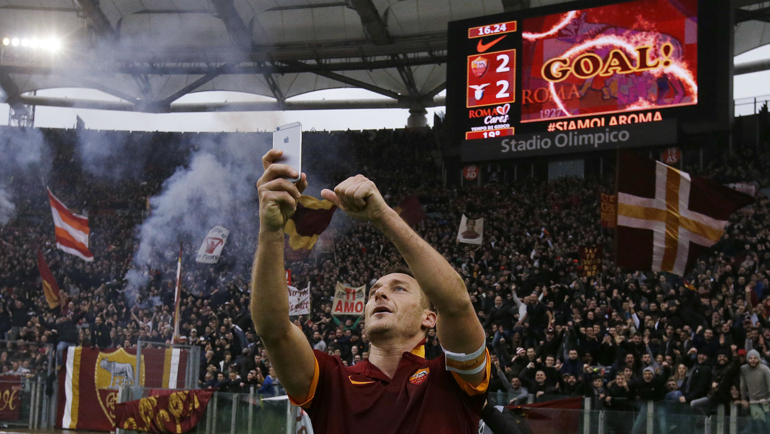 No come&ccedil;o do ano, teve selfie do Totti no d&eacute;rbi (Foto: AP)
