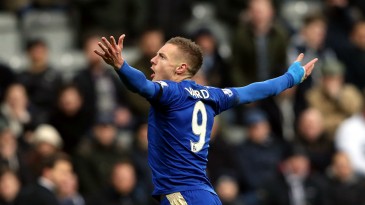 Vardy iguala recorde de Nistelrooy, e após 13 rodadas, o líder da Premier League é o Leicester