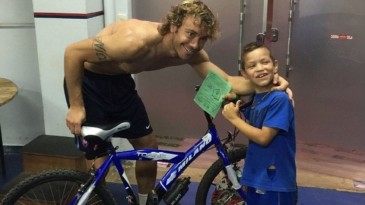 Ídolo: Lugano dá bicicleta a pequenos torcedores que voltaram à escola e passaram de ano