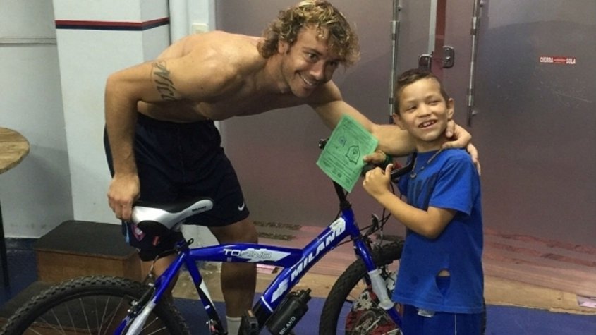 &Iacute;dolo: Lugano d&aacute; bicicleta a pequenos torcedores que voltaram &agrave; escola e passaram de ano