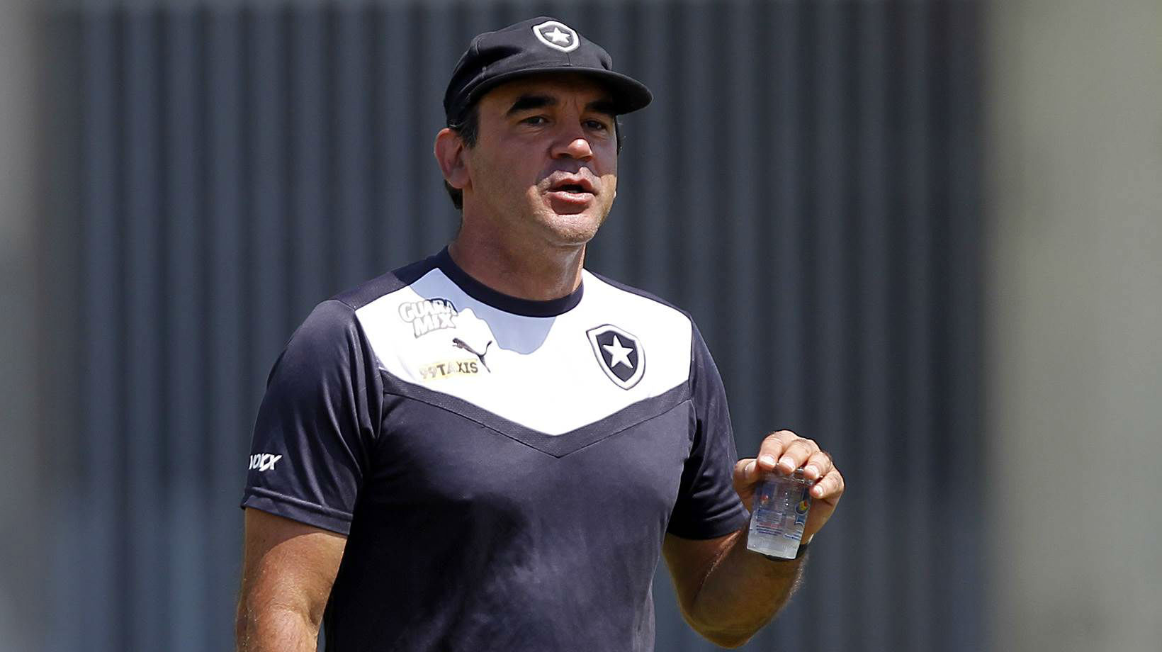 Ricardo Gomes, assumindo o Botafogo, depois de se recuperar de um AVC: &ldquo;N&atilde;o precisa ser s&oacute; elogios de voc&ecirc;s s&oacute; porque tive um AVC. Estou liberado para cr&iacute;ticas, sem contraindica&ccedil;&otilde;es&rdquo;