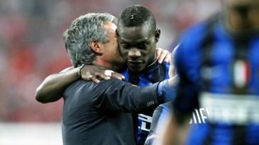 Balotelli manda apoio a Mourinho: “Ele é um grande técnico, não importa o que dizem”