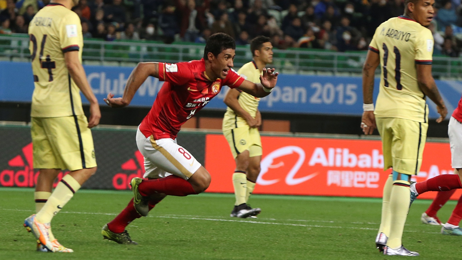 O investimento pesou: Paulinho decidiu no &uacute;ltimo minuto e colocou o Guangzhou na semifinal