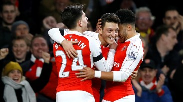 Özil gastou a bola de novo, mas desta vez foi ele quem recebeu o passe de mágica de Giroud