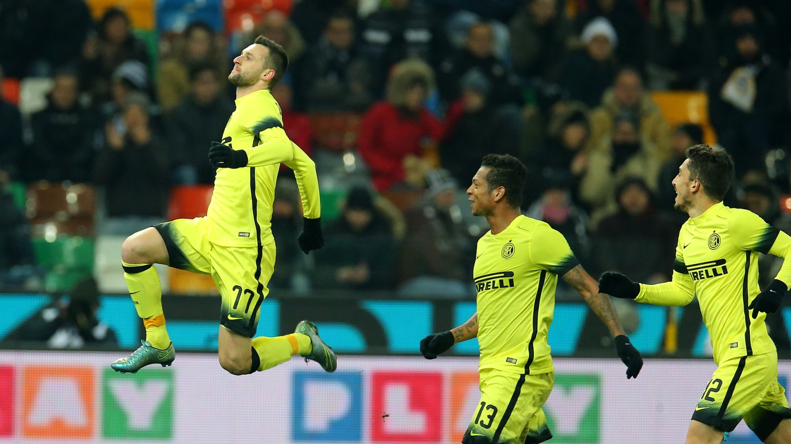 Em noite de trapalhadas, gola&ccedil;o de Brozovic firmou a Inter na lideran&ccedil;a por mais uma rodada