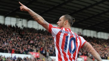 Com o brilho de suas promessas, Stoke amplia o jejum e a crise do Manchester United