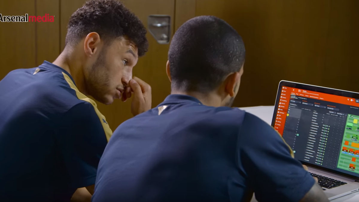 Como os jogadores do Arsenal jogam FM 2016? Eles sofrem, como n&oacute;s