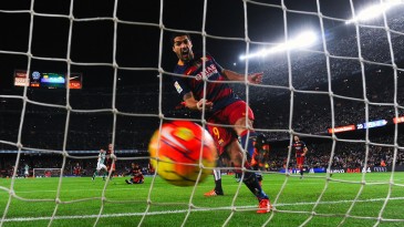 Barcelona venceu mais uma por goleada, mas arbitragem tirou um pouco do brilho do jogo