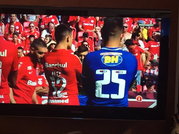Protesto do Bom Senso: bra&ccedil;os cruzados aguardando a ren&uacute;ncia definitiva de Del Nero