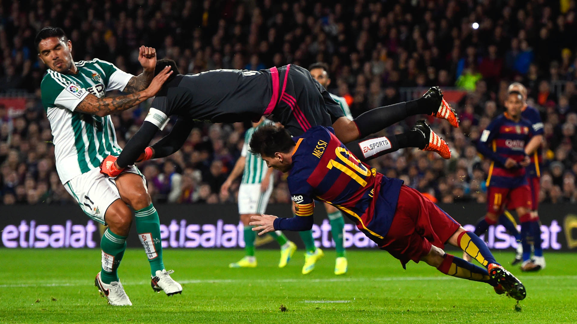 O goleiro Adan socou a bola e chocou com Messi. O &aacute;rbitro deu p&ecirc;nalti para o Barcelona (Photo by David Ramos/Getty Images)