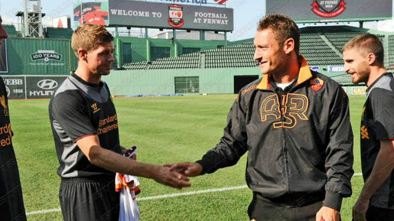 Uma lenda sabe reconhecer outra: Gerrard rasgou seda para Totti, &ldquo;o rei de Roma&rdquo;