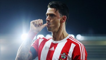 Southampton frustrou o Arsenal com uma goleada, e ainda manteve o Leicester na liderança